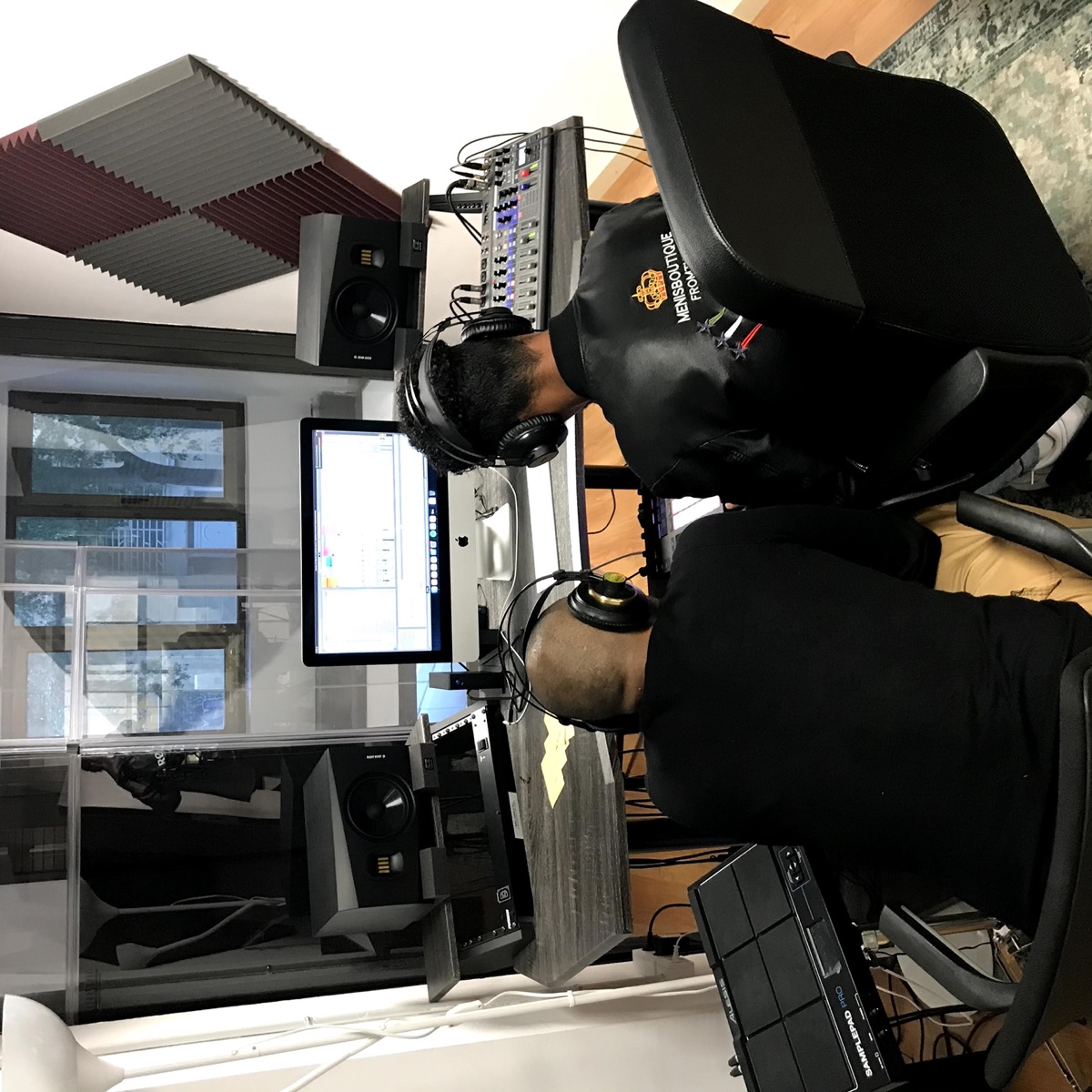 Jóvenes produciendo un tema en el estudio